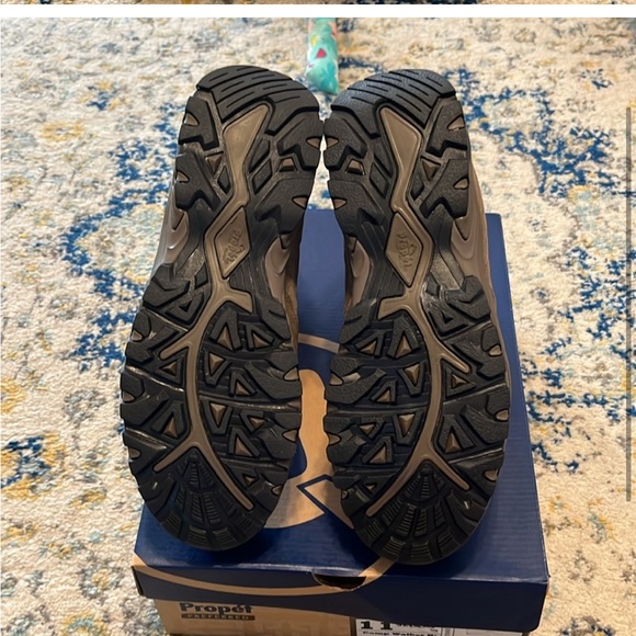 NIB, Men’s Hiking Boots - Picture 3 of 4